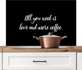 Spatscherm keuken 100x65 cm - Kookplaat achterwand Quotes - All you need is love and more coffee - Koffie - Spreuken - Liefde - Muurbeschermer - Spatwand fornuis - Hoogwaardig aluminium