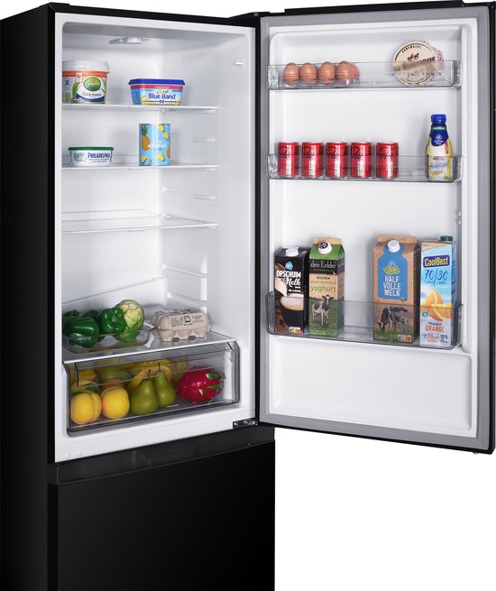 Open zwarte koelkast met groenten, fruit, eieren, melkpakken en blikjes.