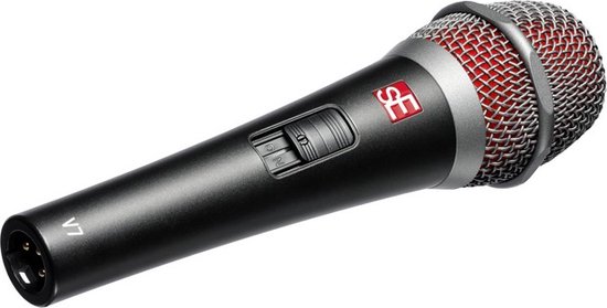 Zwarte microfoon met rode grill, gedraaid, met aan/uit-schakelaar. SE V7 logo.