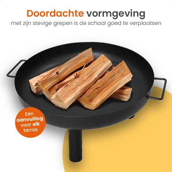 Zwarte, ronde vuurschaal met houten stapels en twee stevige handvatten. 'Een aanvulling voor elk terras'.