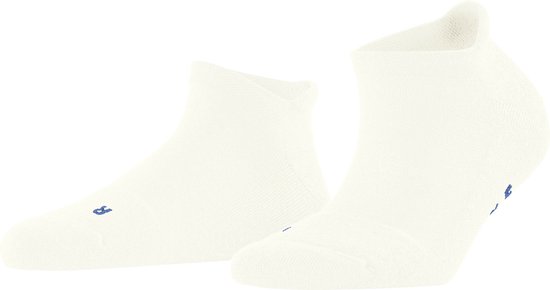 Wit Falke sneakersokken, met blauwe 'R' op de rechter sok.