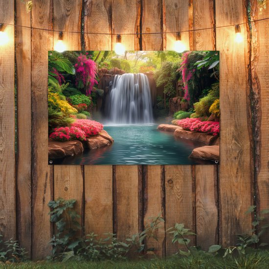 Une affiche d'une cascade tropicale avec des fleurs roses et une verdure luxuriante, accrochée à une clôture en bois avec une guirlande lumineuse.