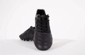 Vooraanzicht van een paar zwarte hummel Nappa Nero FG II voetbalschoenen.