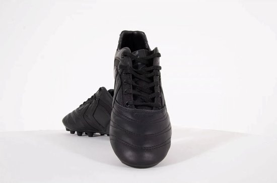 Vooraanzicht van een paar zwarte hummel Nappa Nero FG II voetbalschoenen.
