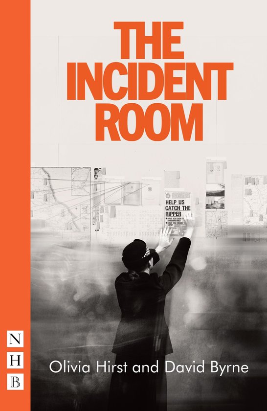 Boekomslag van The Incident Room met een politieagent die een poster bekijkt op een wand vol kaarten en dossiers.