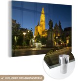 MuchoWow® Glasschilderij 90x60 cm - Schilderij acrylglas - Standbeeld - Nacht - Antwerpen - Foto op glas - Schilderijen