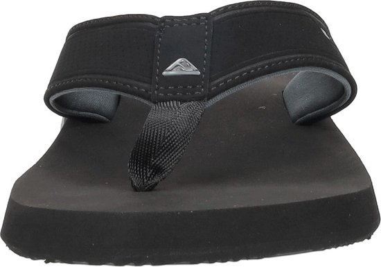 Zwarte Reef teenslipper met een brede, platte band en een dikke zool. Het Reef logo staat op de band.