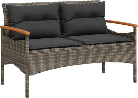 Grijze rotan tuinbank met twee zitkussens en twee rugkussens, houten armleuningen.
