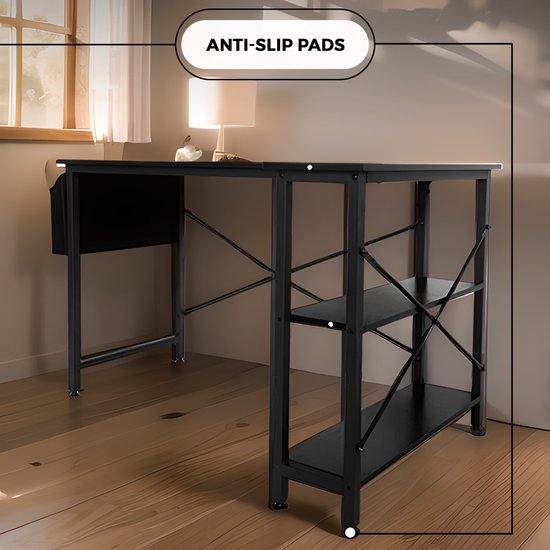 Zwart L-vormig bureau met een metalen frame en anti-slip voetjes, in een woonkamer setting.