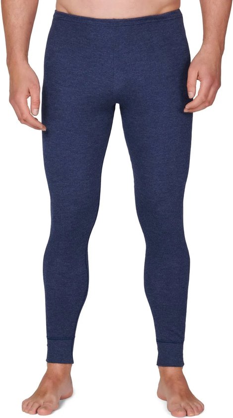 Een man draagt een donkerblauwe, nauwsluitende thermolegging.