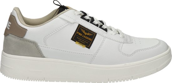 Sneaker blanche en cuir avec un talon en daim beige, des lacets noirs et une étiquette PME Legend.
