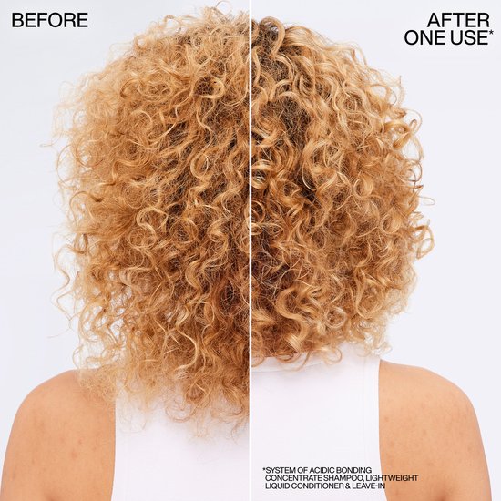 Photo avant et après de cheveux bouclés. Avant : cheveux frisottants et secs. Après : boucles saines et définies.