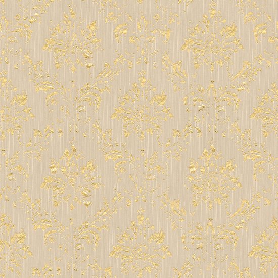Behang met een beige achtergrond en herhalende gouden barok-stijl patronen.