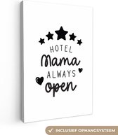 Canvas schilderij 40x60 cm - Wanddecoratie Spreuken - Hotel mama always open - Mama - Quotes - Muurdecoratie woonkamer - Slaapkamer decoratie - Kamer accessoires - Schilderijen - Moederdag cadeautje - Cadeau voor moeder - Tekstbord