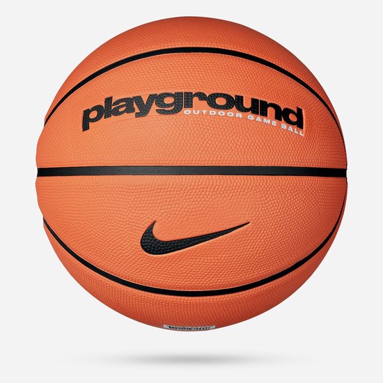 Oranje basketbal met zwarte lijnen en een zwarte Nike swoosh. "playground OUTDOOR GAME BALL" staat erop.