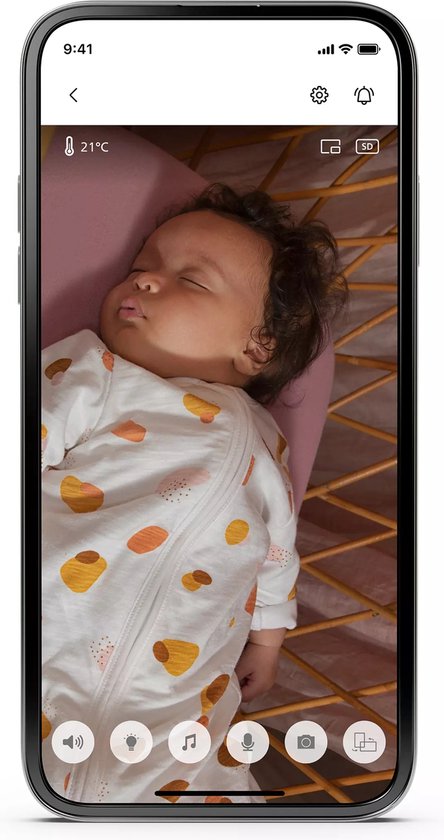 Smartphone scherm met weergave van slapende baby via babyfoon. Toont temperatuur 21°C.