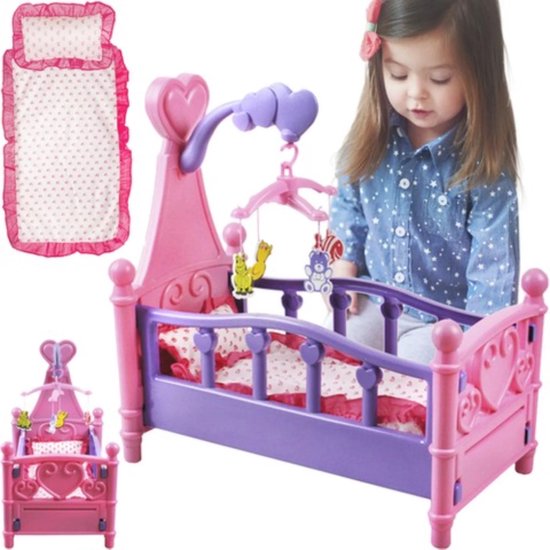 Meisje naast een roze poppenbed, met bijbehorend beddengoed los afgebeeld.