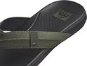 Reef slipper met olijfgroene band, zwarte zool met Reef logo.