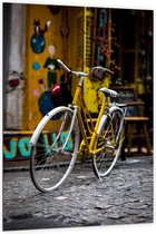 WallClassics - Dibond - Gele Fiets in de Stad - 100x150 cm Foto op Aluminium (Met Ophangsysteem)