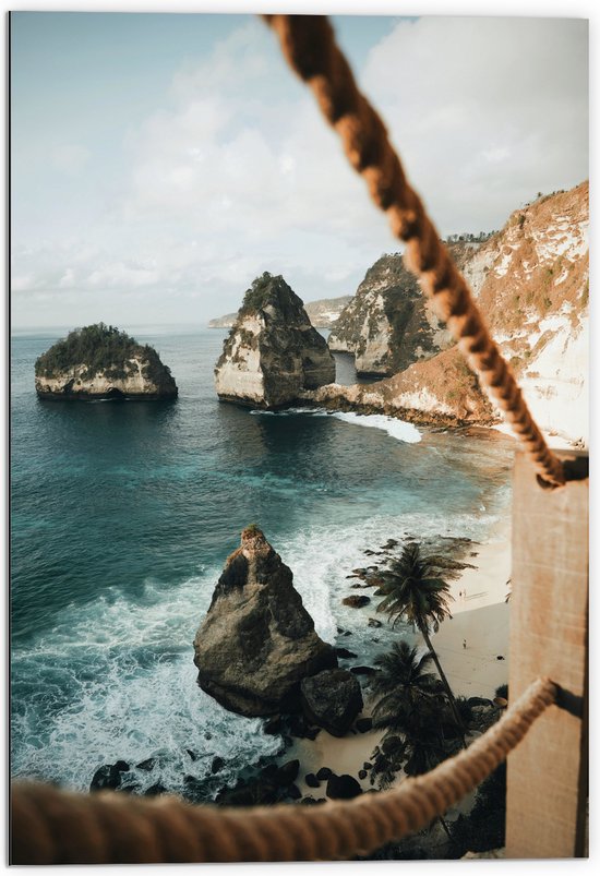 Dibond - Touw Langs Berg met Uizicht op de Zee - 70x105 cm Foto op Aluminium (Met Ophangsysteem)