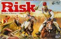 Doos van het bordspel Risk met een afbeelding van cavalerie te paard en artillerie in gevecht.
