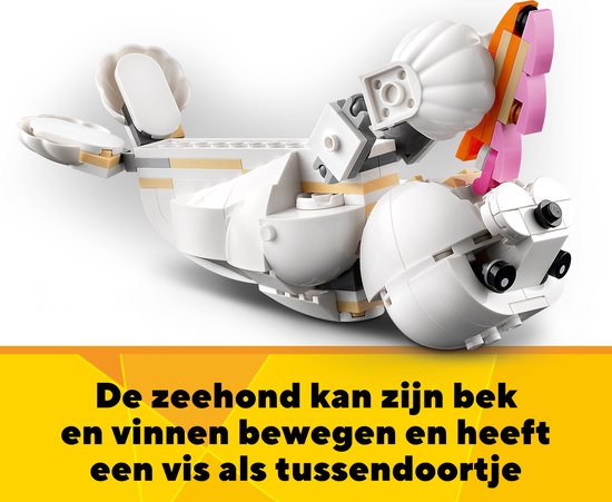 Un phoque LEGO blanc avec un poisson orange.