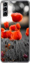 Geschikt voor Samsung Galaxy S21 Plus hoesje - Rode Klaprozen tegen zwarte met witte achtergrond - Siliconen Telefoonhoesje