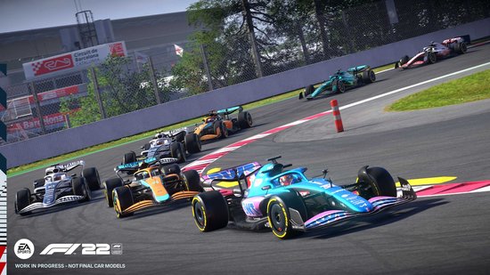 Een groep Formule 1-auto's, waaronder een blauw-roze auto op de voorgrond, racend op het Circuit de Barcelona Catalunya.