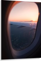 WallClassics - Canvas - Uitzicht vanuit een Vliegtuig Raam op Land bij Zonsondergang - 100x150 cm Foto op Canvas Schilderij (Wanddecoratie op Canvas)