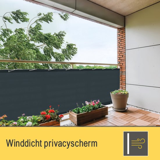 Donkergrijs balkondoek op een winderig balkon met planten en meubels. Winddicht privacy.