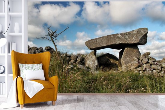 Mur de vinyle , Papier peint photo - Un Hunebed en Irlande largeur 600 cm x hauteur 400 cm - impression photo sur fond d' écran (disponible en 7 tailles)