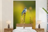 Behang - Fotobehang Vogel die op een distel zit - Breedte 145 cm x hoogte 220 cm