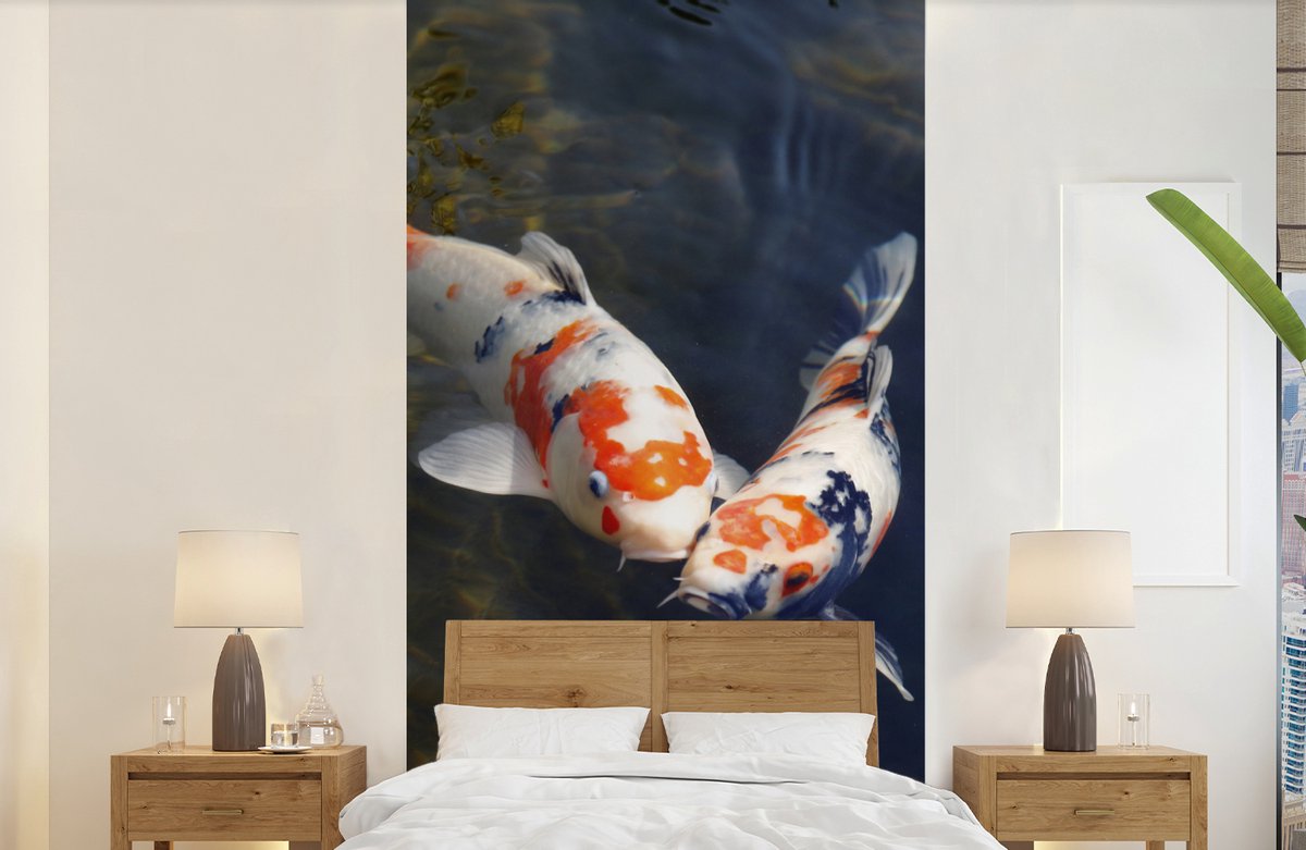 Behang - Fotobehang Twee koi karpers in het water - Breedte 120 cm x hoogte 240 cm