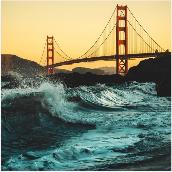 WallClassics - Poster Glanzend – Wilde Zee bij Golden Gate Bridge in San Francisco - 50x50 cm Foto op Posterpapier met Glanzende Afwerking