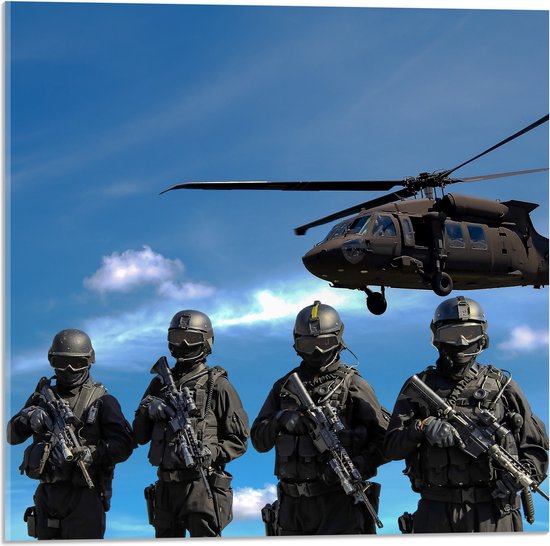 WallClassics - Verre acrylique - Quatre soldats avec des fusils sous un hélicoptère de l'armée - 50x50 cm Photo sur verre acrylique (Décoration murale sur acrylique)