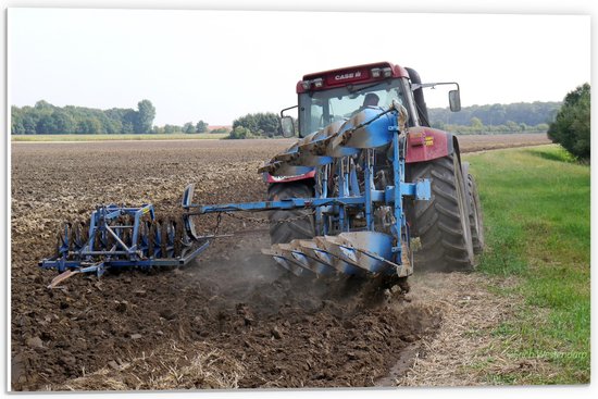 WallClassics - PVC Schuimplaat - Traktor in Actie op Landbouwgrond - 60x40 cm Foto op PVC Schuimplaat (Met Ophangsysteem)