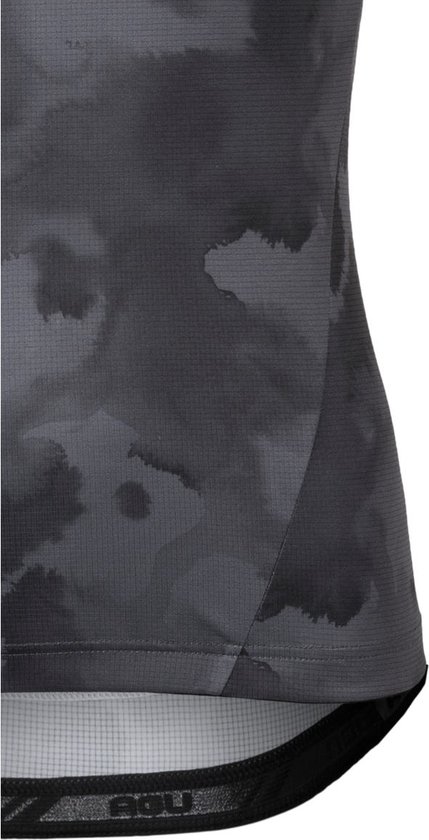 Zij-aanzicht van het onderpand van een dames tanktop. Zwart met abstract camouflage-achtig patroon.