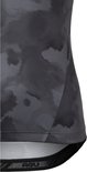 Zij-aanzicht van het onderpand van een dames tanktop. Zwart met abstract camouflage-achtig patroon.