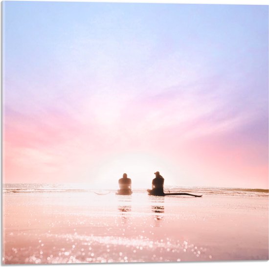 WallClassics - Acrylglas - Duo zittend aan het Water op het Strand bij Pastellucht - 50x50 cm Foto op Acrylglas (Met Ophangsysteem)