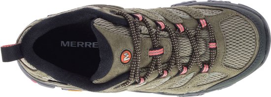 Bovenaanzicht van een groene Merrell dames wandelschoen met roze veters en Gore-Tex.