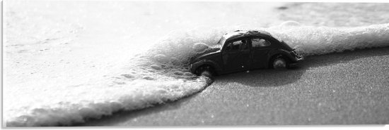 Acrylglas - Speelgoed Auto in de Zee in het Zwart/Wit - 60x20 cm Foto op Acrylglas (Wanddecoratie op Acrylaat)