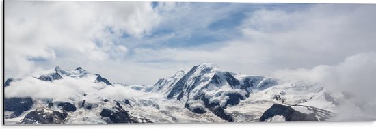 Dibond - Besneeuwde Bergtoppen van Alpen Gebergte met Openbrekend Wolkenveld - 90x30 cm Foto op Aluminium (Met Ophangsysteem)