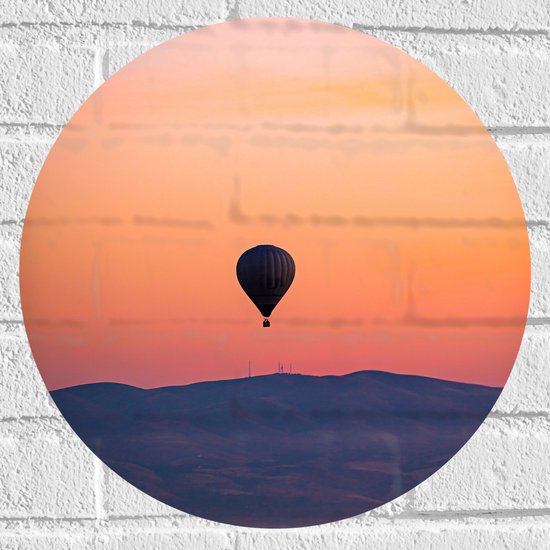 Muursticker Cirkel - Heteluchtballon boven Berg tijdens Zonsondergang in Turkije - 40x40 cm Foto op Muursticker