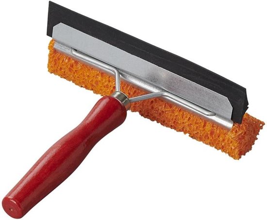 Raamtrekker met oranje spons, zwarte wisser en rood houten handvat.