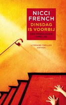 Boekcover met rode en gele tinten, een trap en een hand. Titel: Dinsdag is voorbij van Nicci French.