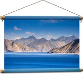 Textielposter - Meer aan de Rand van Berggebied - 60x40 cm Foto op Textiel