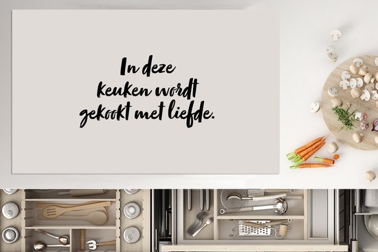 KitchenYeah® Inductie beschermer 85x52 cm - Spreuken - In deze keuken wordt gekookt met liefde - Quotes - Liefde - Koken - Kookplaataccessoires - Afdekplaat voor kookplaat - Inductiebeschermer - Inductiemat - Inductieplaat mat