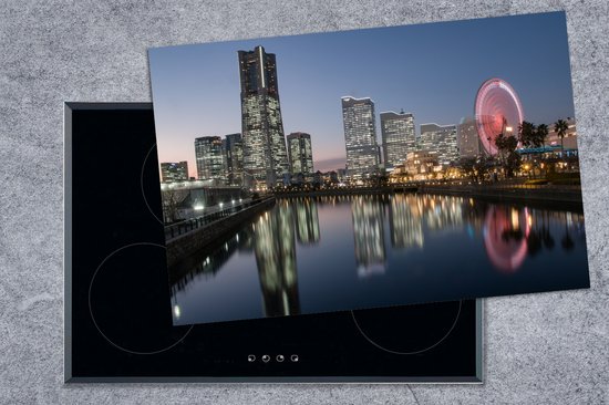 KitchenYeah® Inductie beschermer 77x51 cm - Skyline met rood gekleurd reuzenrad in Yokohama - Kookplaataccessoires - Afdekplaat voor kookplaat - Inductiebeschermer - Inductiemat - Inductieplaat mat