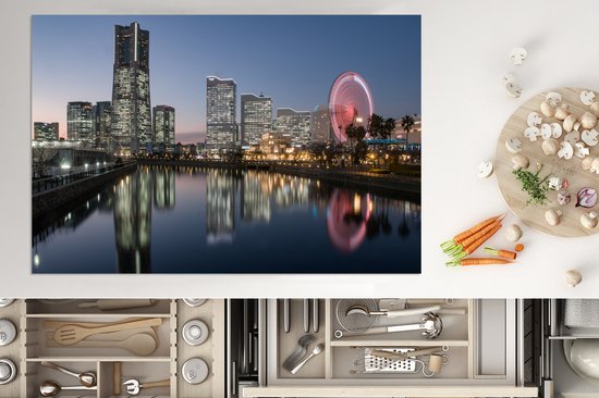 KitchenYeah® Inductie beschermer 77x51 cm - Skyline met rood gekleurd reuzenrad in Yokohama - Kookplaataccessoires - Afdekplaat voor kookplaat - Inductiebeschermer - Inductiemat - Inductieplaat mat