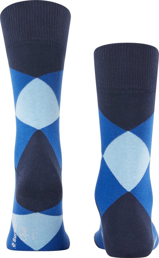 Paar donkerblauwe sokken met ruitpatroon in lichtblauw en blauw.